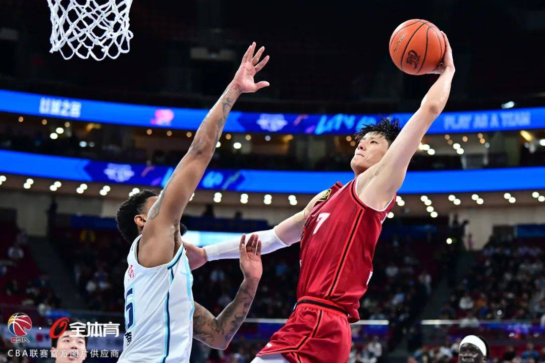体育k1官网-今夜CBA季后赛焦点战，里昂队长鼓劲，气氛紧张，身体对抗强度拉满