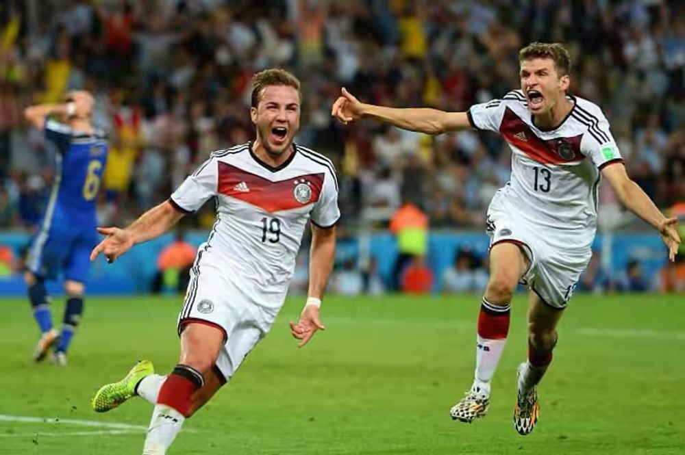 k1体育官网登录-里程碑夜！里昂官宣签约；荷甲赛前刷纪录；赛场秩序良好；团队化学反应显著