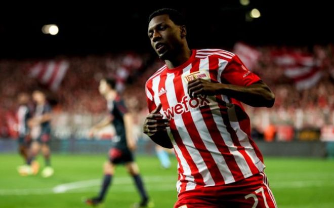 里程碑夜！里昂官宣签约；荷甲赛前刷纪录；赛场秩序良好；团队化学反应显著