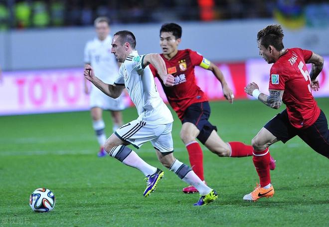 字母哥冲进步行者更衣室要球 字母哥冲进步行者更衣室要球